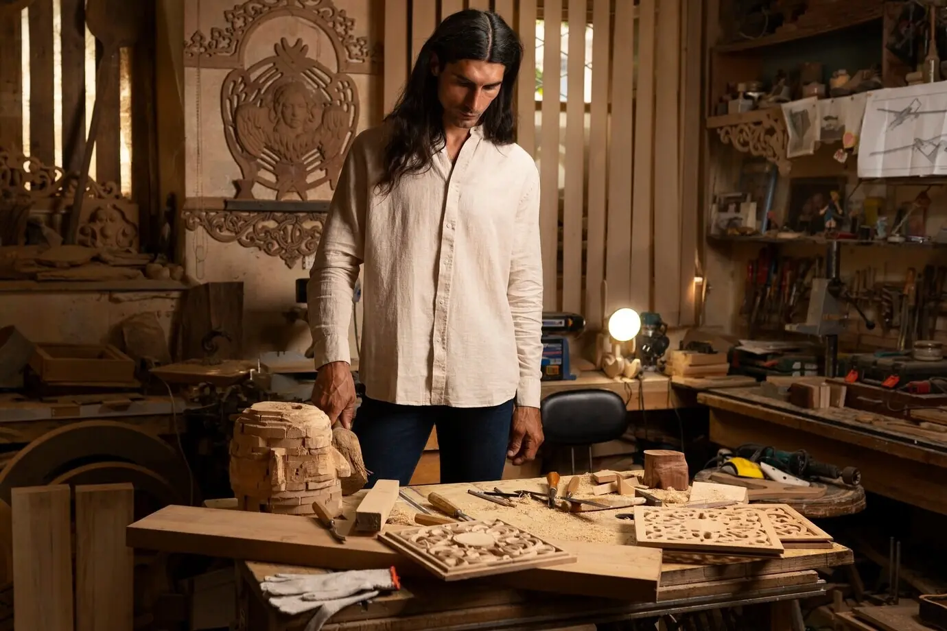 Handwerker beim Holzschneiden