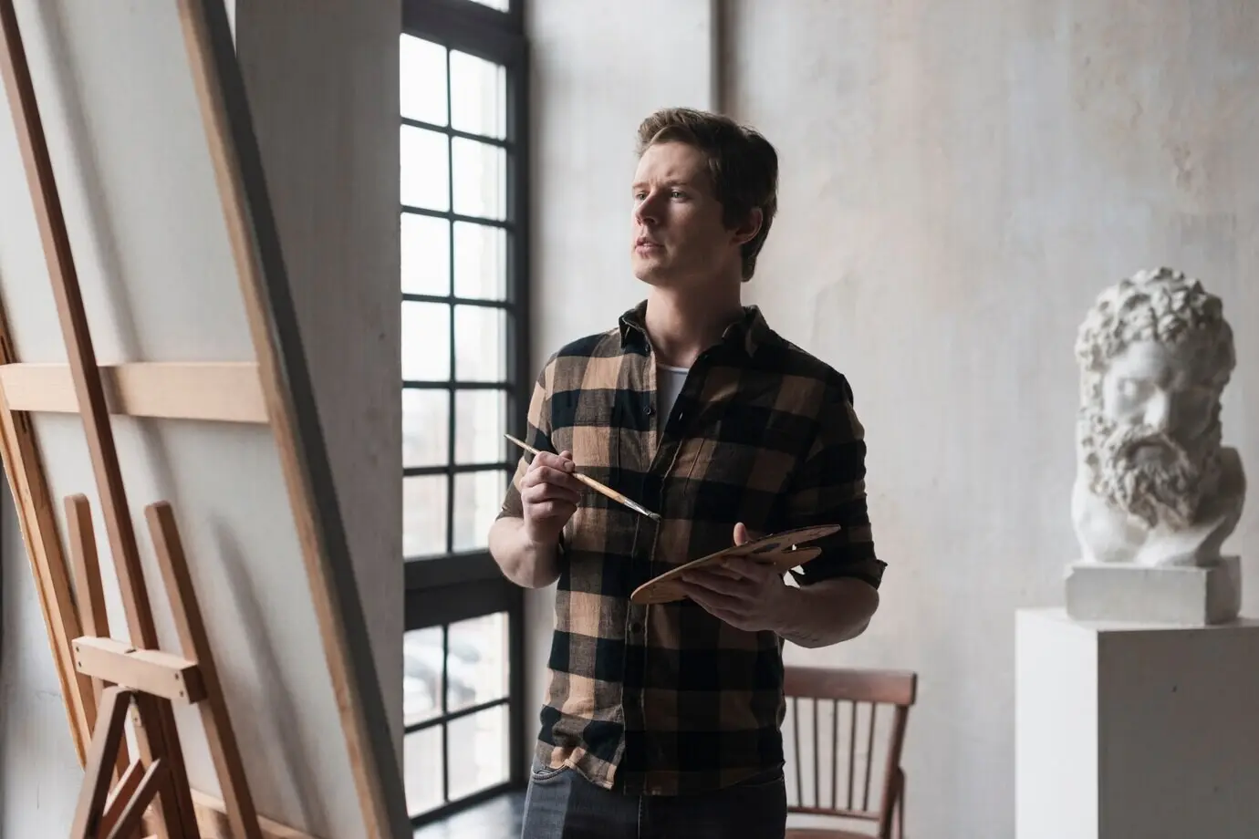 Junger Künstler sucht nach Details in einem Gemälde.