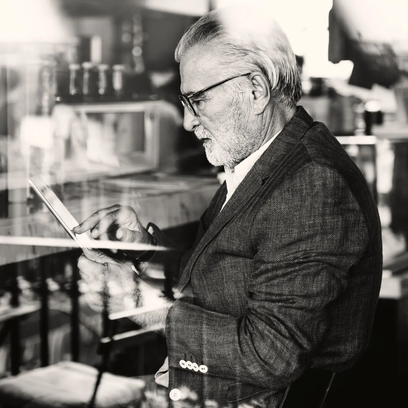 Ein älterer Mann nutzt ein digitales Tablet.