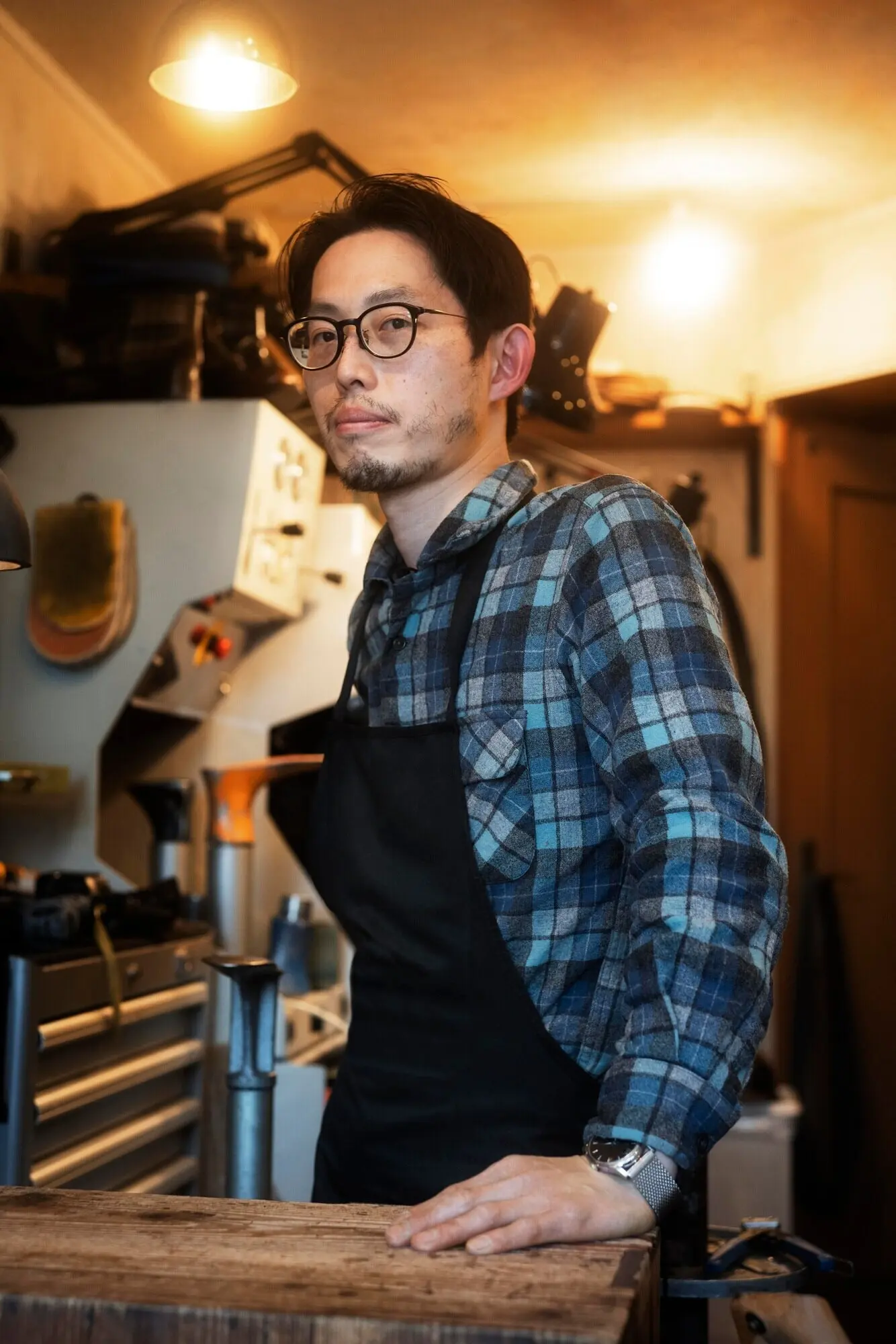 Mann mit Schürze in Mittelaufnahme